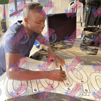 Legendy zarámovaný dres Liverpool 2020-21 Mane Signed Shirt & Medal (Framed)