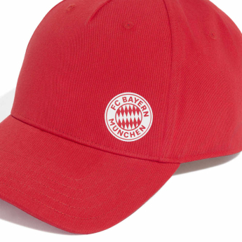 Bayern Mníchov čiapka baseballová šiltovka Essentials red